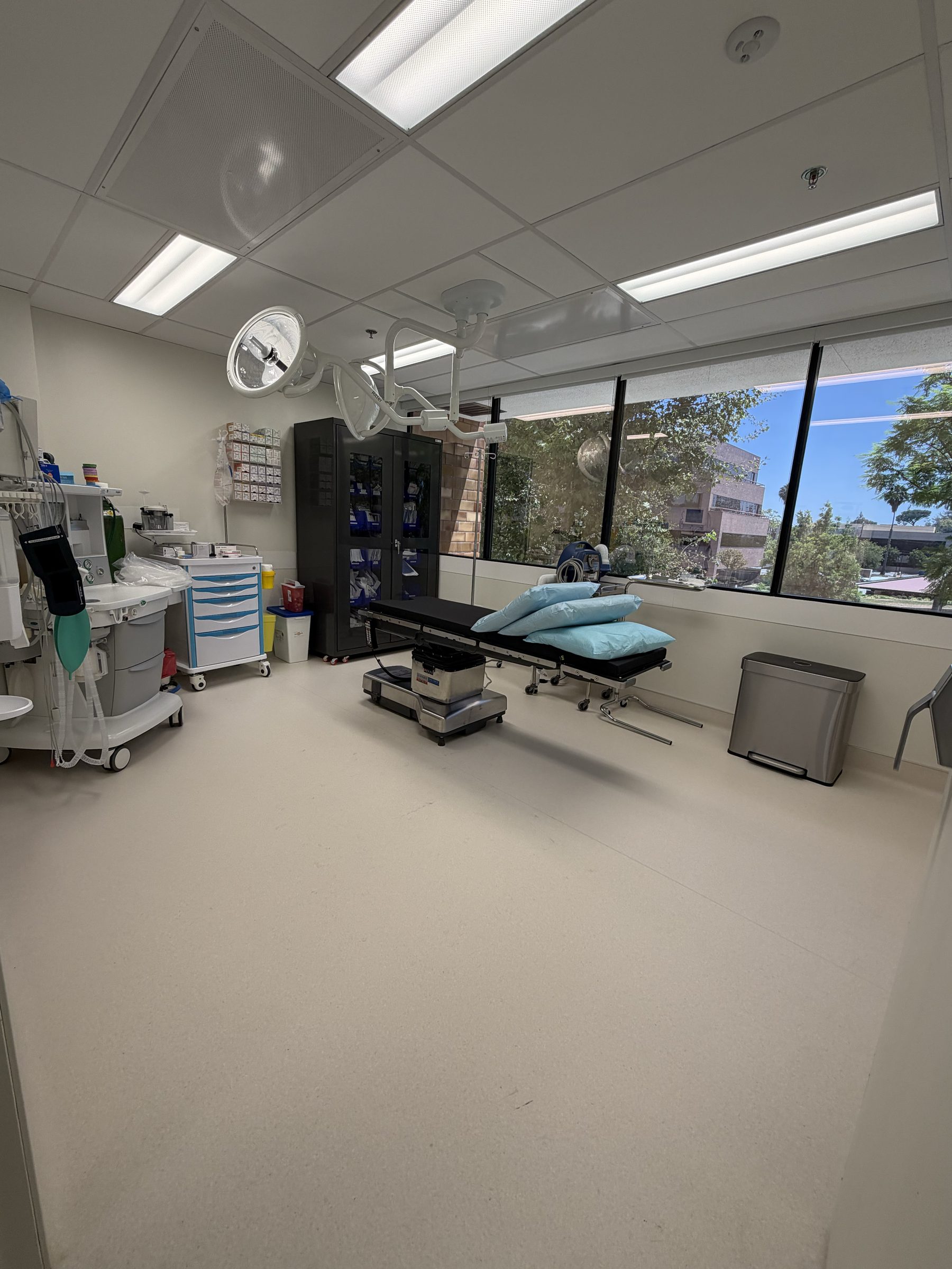 An operating room at CDMS Surgery Center, Pasadena